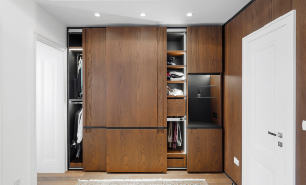 Lemari pakaian dengan pintu geser yang praktis dan estetis